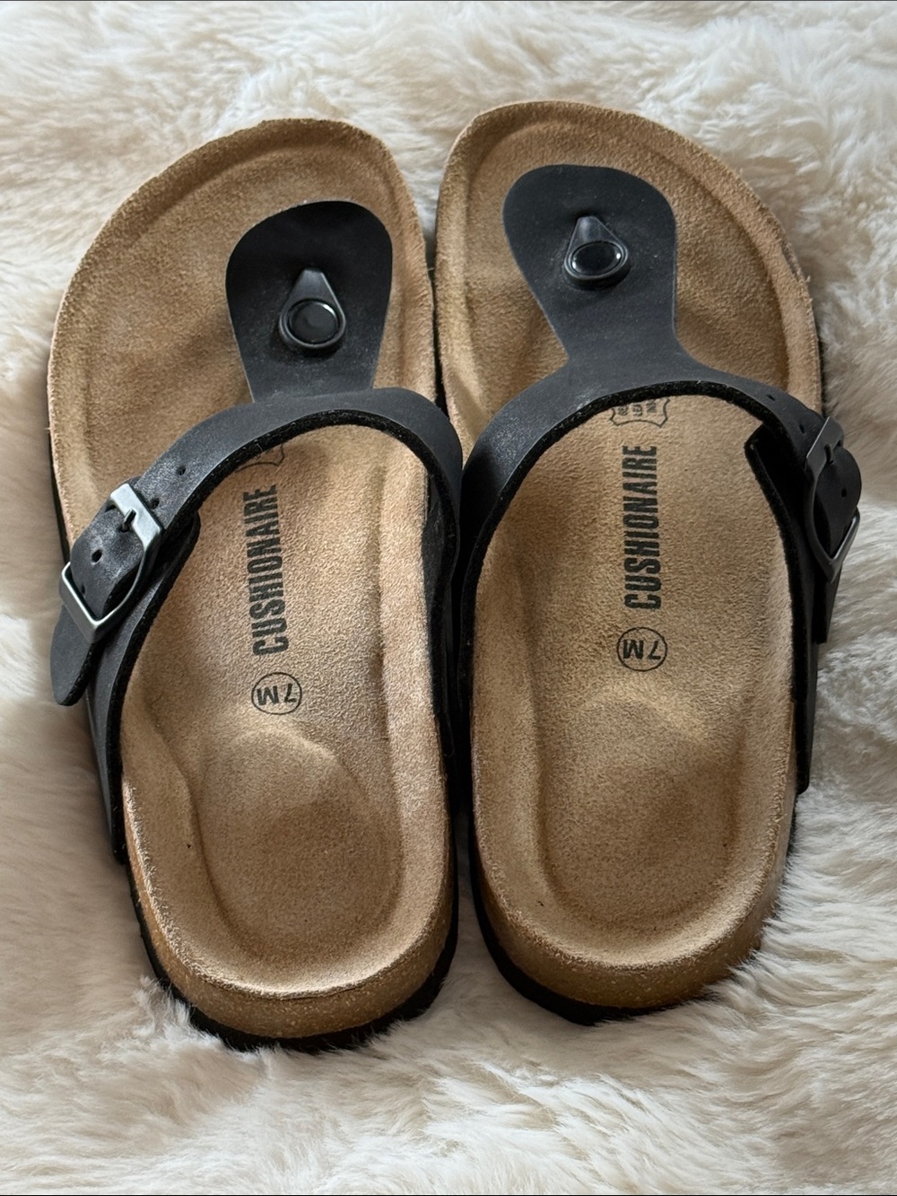 Cushionaire Black Leah Thong Sandals with Tan Leather Footbed Size 7
